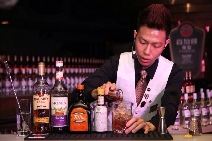 深圳寶安餐吧招聘調酒師一名，薪資（5500-7000）