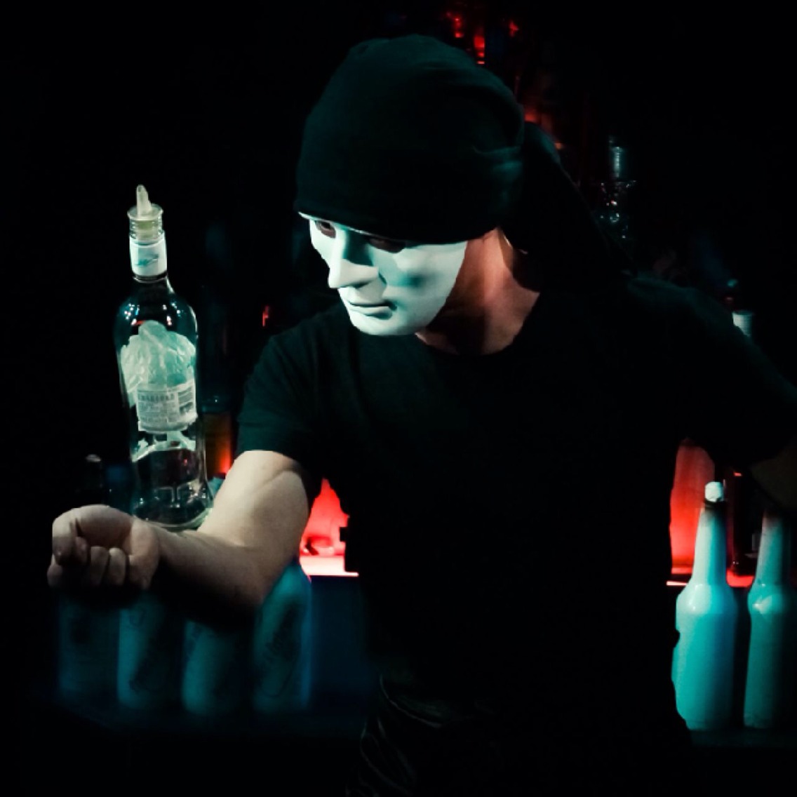 無錫崇安寺t12招聘調酒師一名，工資待遇4000到6000